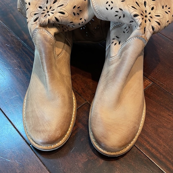 NWOB Fatte A Mano tan leather boots size 39 - Picture 3 of 6